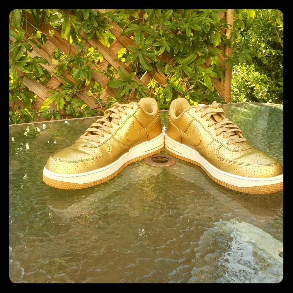 Nike Air Force 1 '07 LV8 Gold Metallic